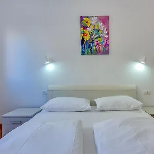 Apartment Host, Barbat na Rabu